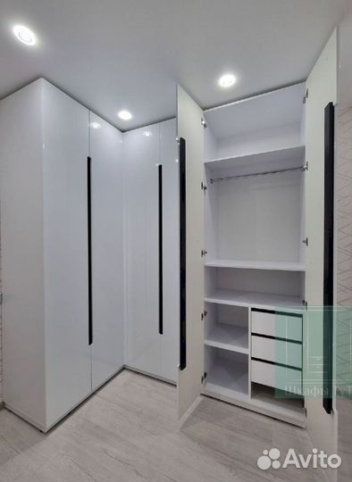 Шкаф с зеркалом