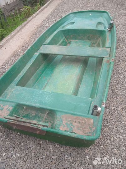 Пластиковая лодка с мотором