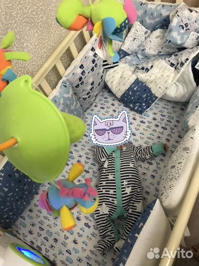 Кроватка с маятниковым механизмом и бортики