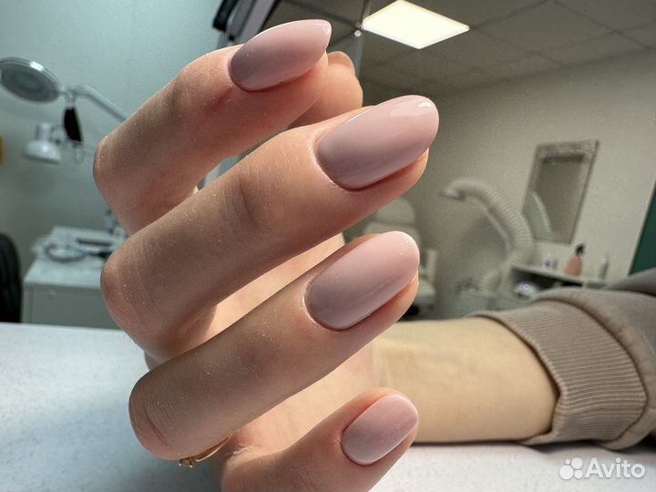 Модель на маникюр с покрытием, укрепление гелем