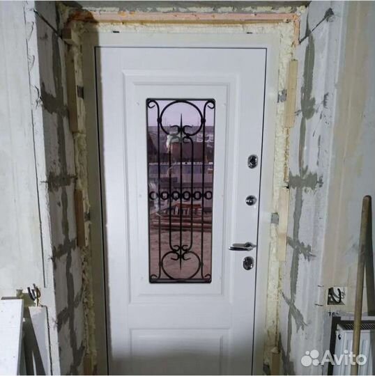 Дверь входная металлическая со стеклом