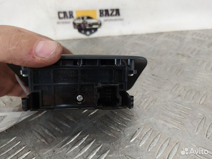 Кнопка фиксатора стояночного тормоза