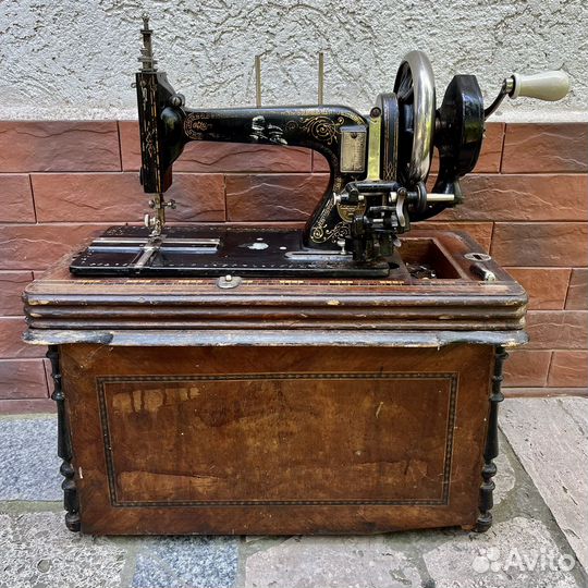 Старинная швейная машина