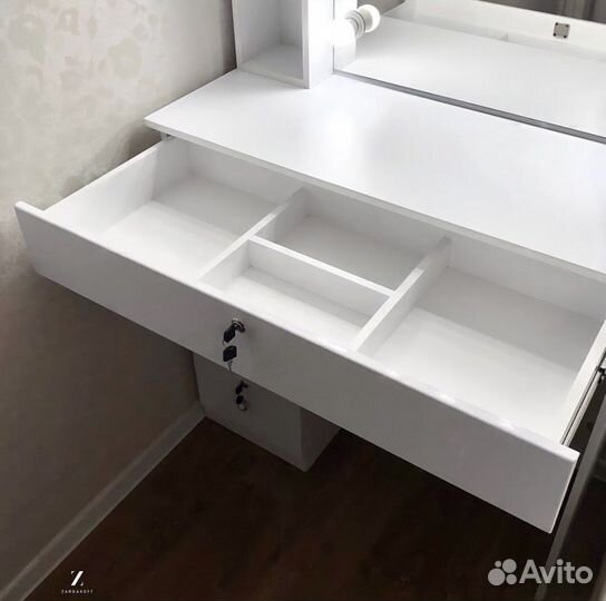 Туалетный столик визажиста с гримёрным зеркалом