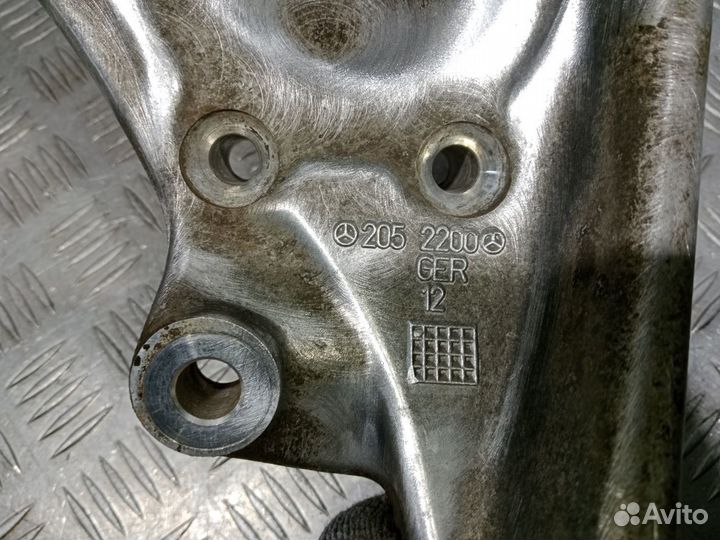 Б/У Кулак поворотный передний правый Merced#001