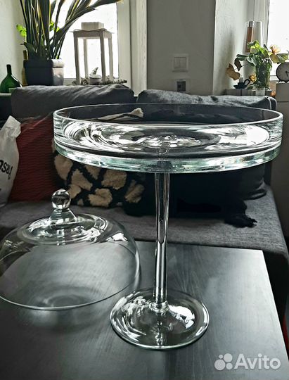 Тортовница на ножке с крышкой В аренду