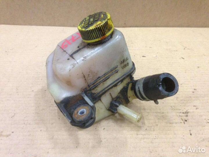 Бачок гидроусилителя на Mazda 323