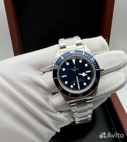 Красивые мужские наручные часы Tudor