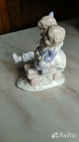 Фарфоровая статуэтка Дети на каталке