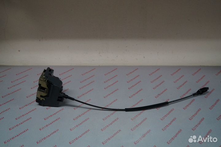 Nissan 82500-AV600 Замок задний правый