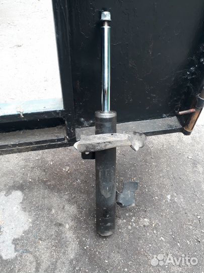 Амортизатор передний правый