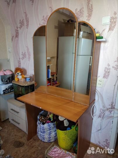 Зеркало. Дамский столик