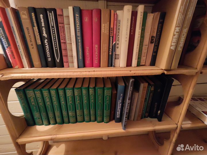 Много разных книг и журналов