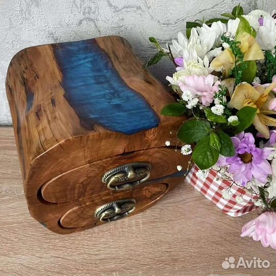 Шкафчик шкатулка из массива дерева и смолы