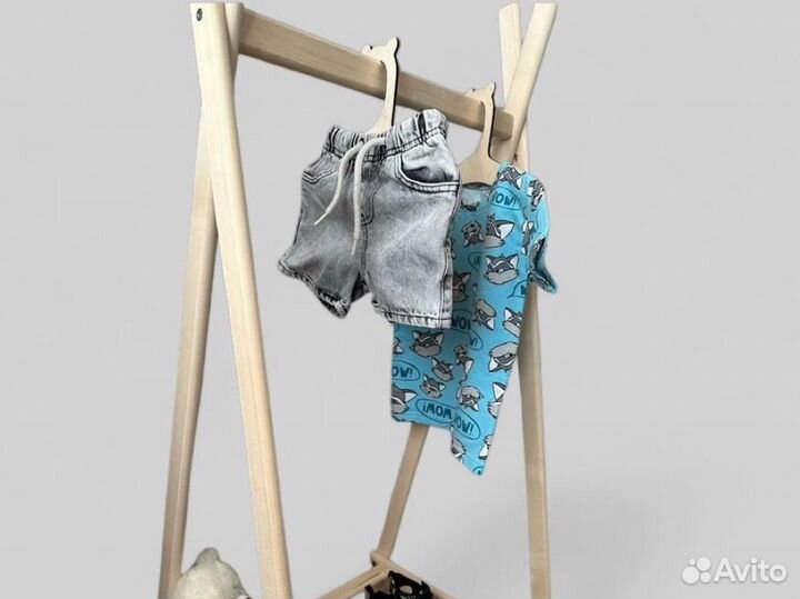 Футболка и джинсовые шорты