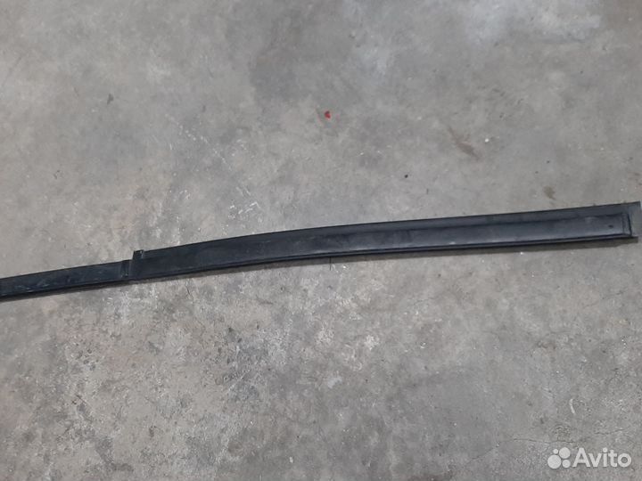 Молдинг лобового стекла левый RAV 4 30 (2006-12)