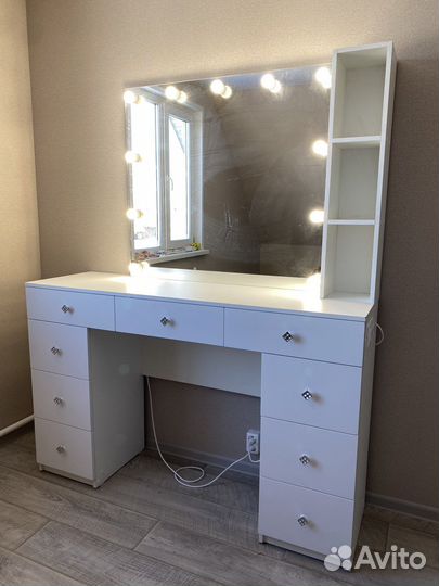 Столик для макияжа с зеркалом и полочкой