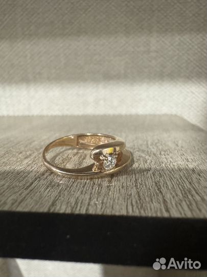 Золотое кольцо с бриллиантом