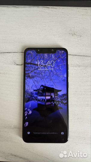 Телефон Pocophone F1