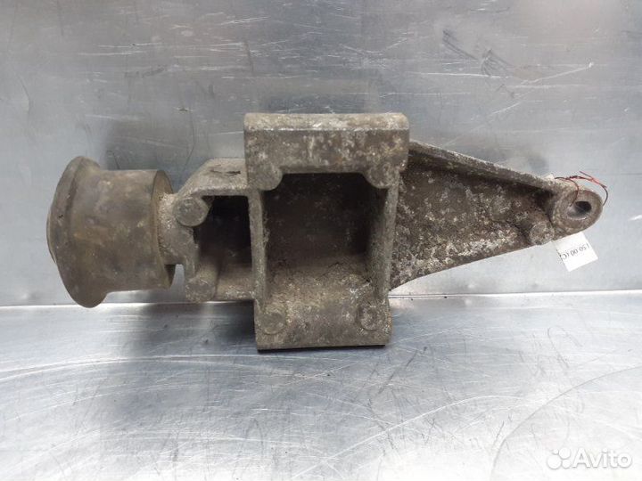 Кронштейн двигателя передний Audi 80/90 B3