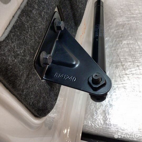 Лючок инструментального ящика Volvo