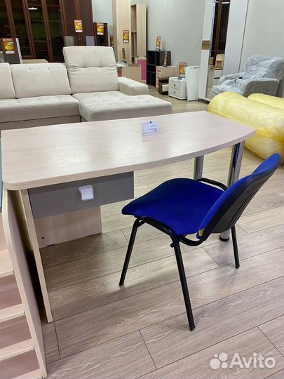 Офисный стул и стол