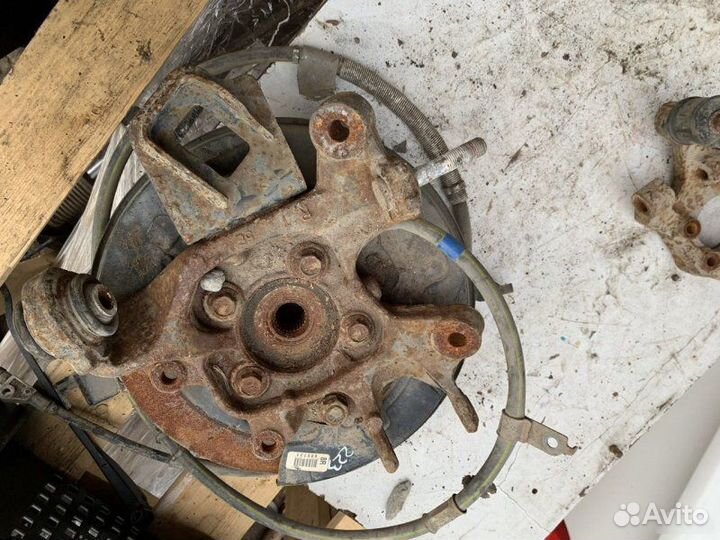 Кулак задний правый Toyota Highlander 3