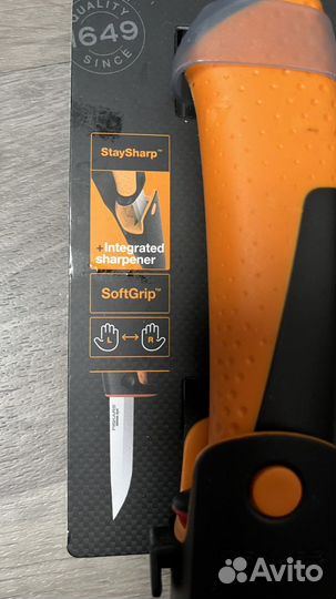 Монтажный нож со встроенной точилкой fiskars