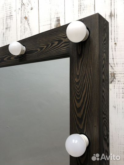 Гримерное зеркало с лампочками