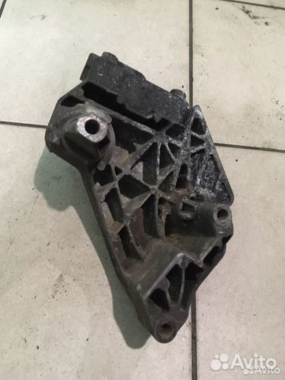 Кронштейн двигателя передний VW Passat B6