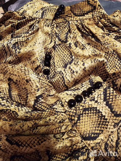 Блуза с пышным рукавом и бантом с принтом рептилии