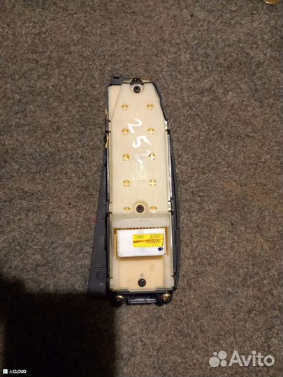 Блок упр. стеклоподьемниками на toyota avensis AZT