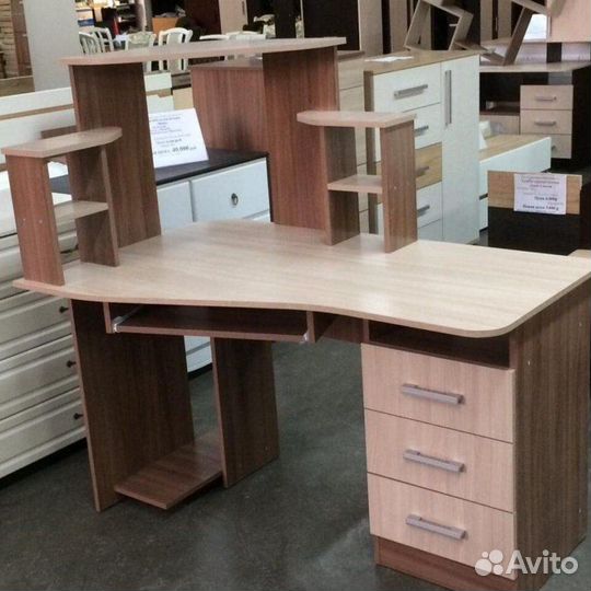 Компьютерный стол угловой с полками