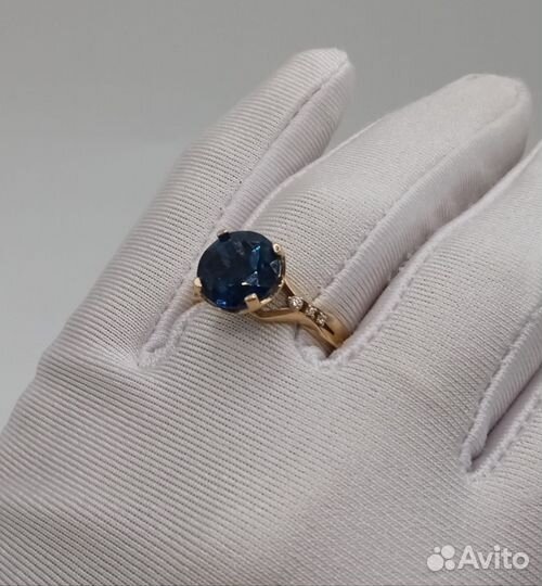 Золотое кольцо с топазом и фианитами 18р. Арт128