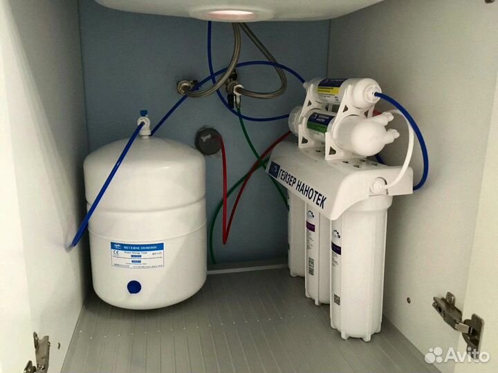 Сантехник, замена фильтра для воды