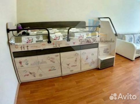 Детская с двумя комодами лестницей и столами