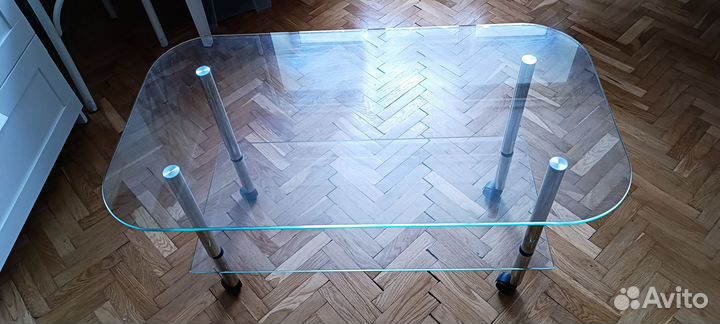 Столик стеклянный на колесиках