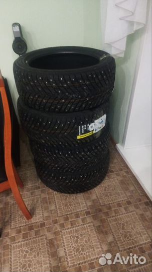 Roadmarch Winter XPro 999 235/45 R18 98T