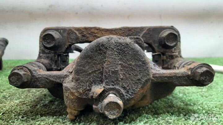 Суппорт передний правый Honda Accord 5 англия 2.0