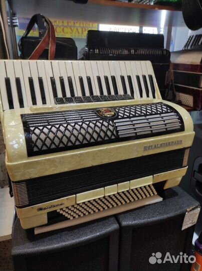Крутой белый аккордеон,полный 4/4