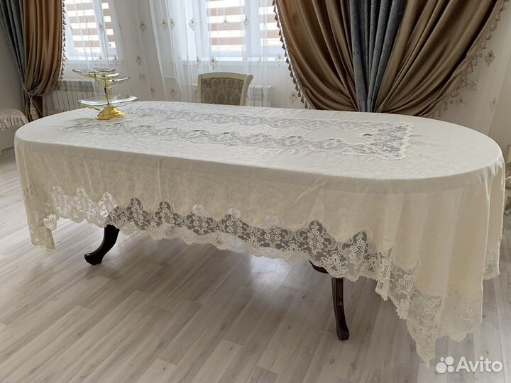 Стол для гостинной