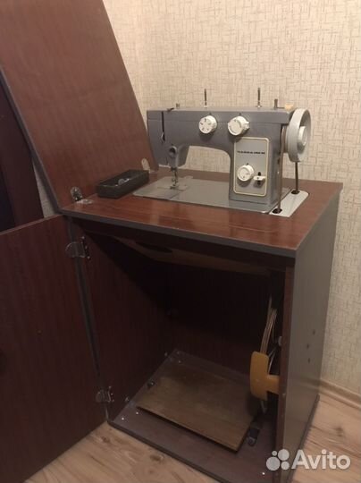 Швейная машина Чайка 142м