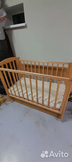 Детская кроватка с маятником