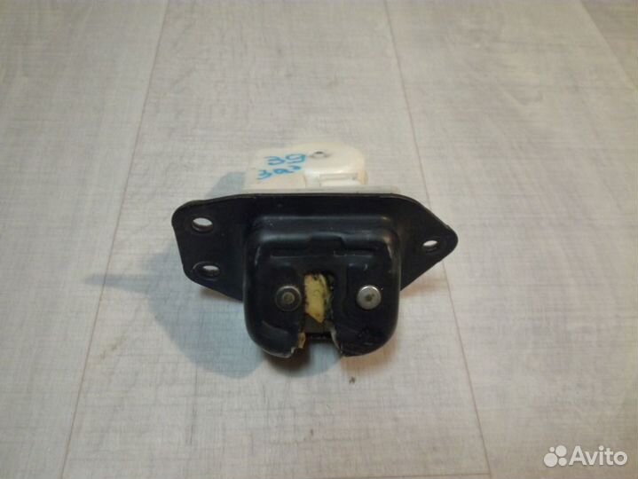 Замок багажника Nissan Tiida C11 1.6 HR16DE 2010