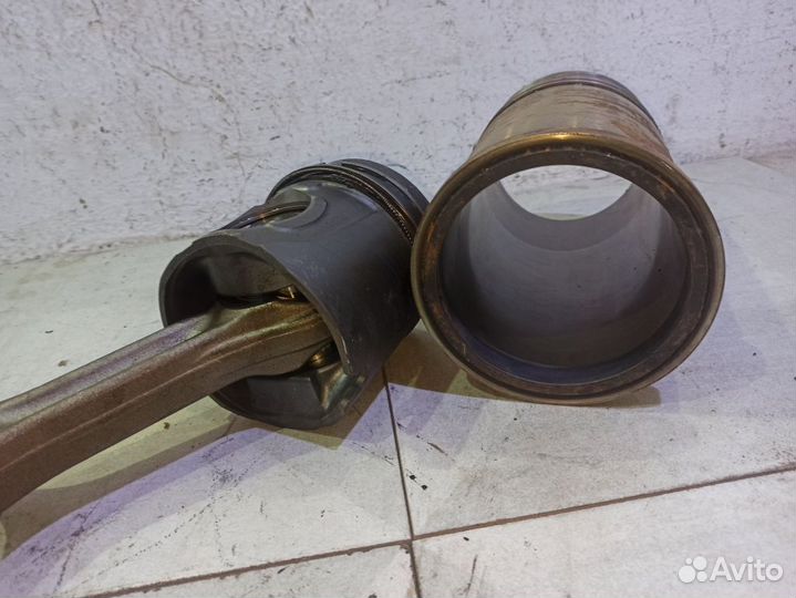 Поршень с шатуном Вольво