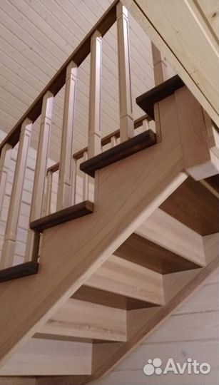 Деревянная лестница в коттедж