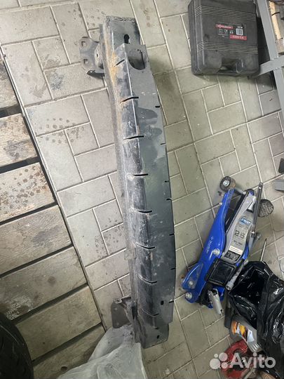 Усилитель переднего бампера на volkswagen jetta 6