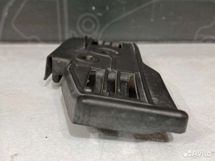 Крепление бампера переднее правое Volkswagen