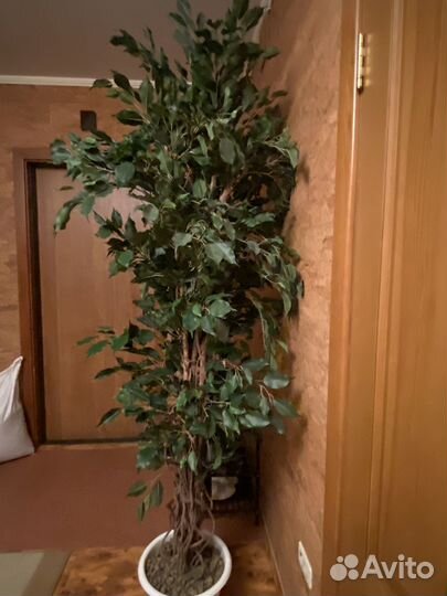 Искусственное дерево в горшке