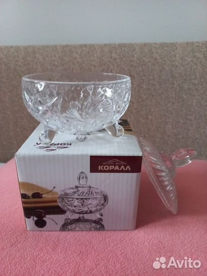 Ваза с крышкой на ножках, стекло